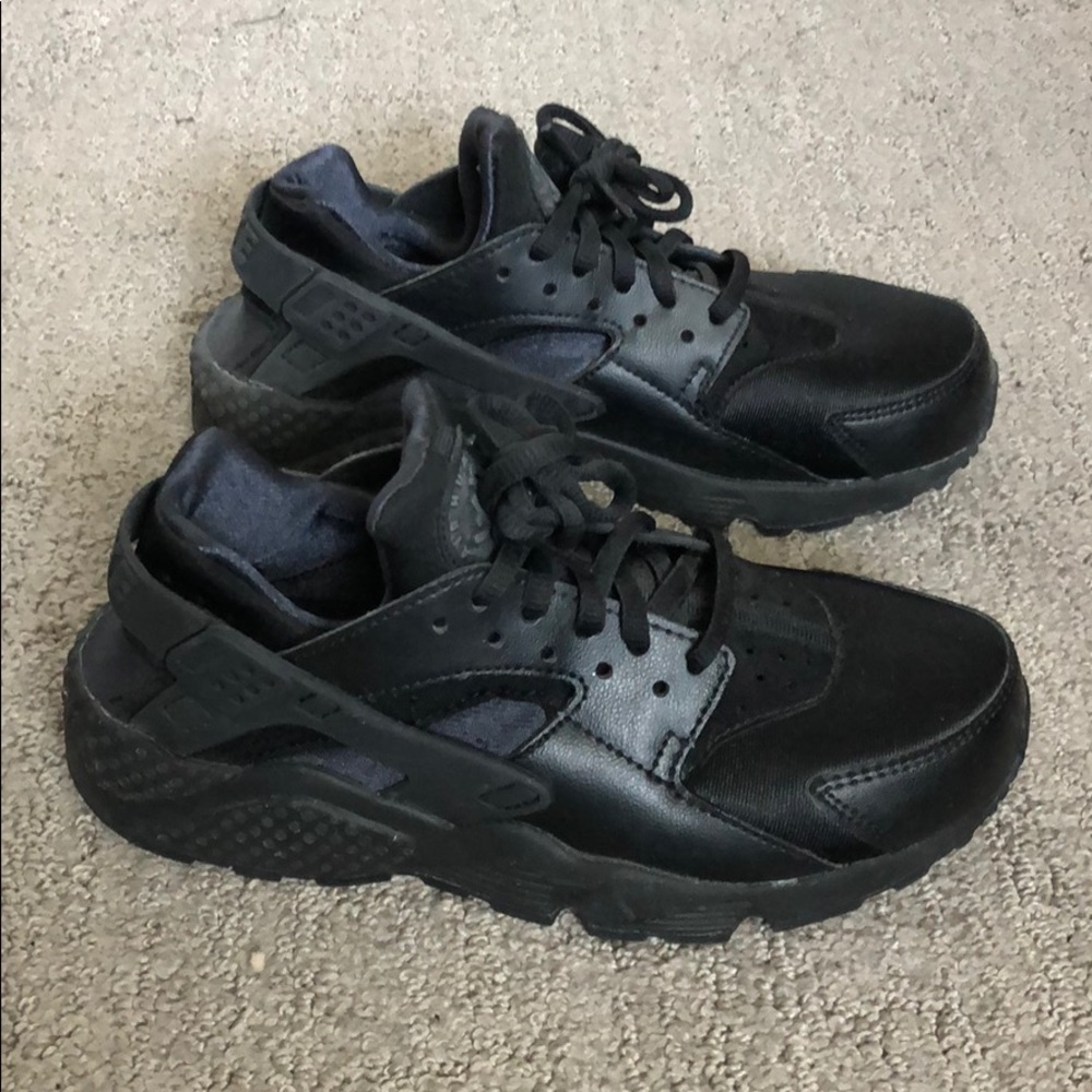 Nike Triple Black Huaraches
